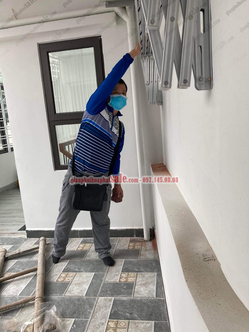 Gạt nhẹ để các thanh phơi gấp gọn vào tường
